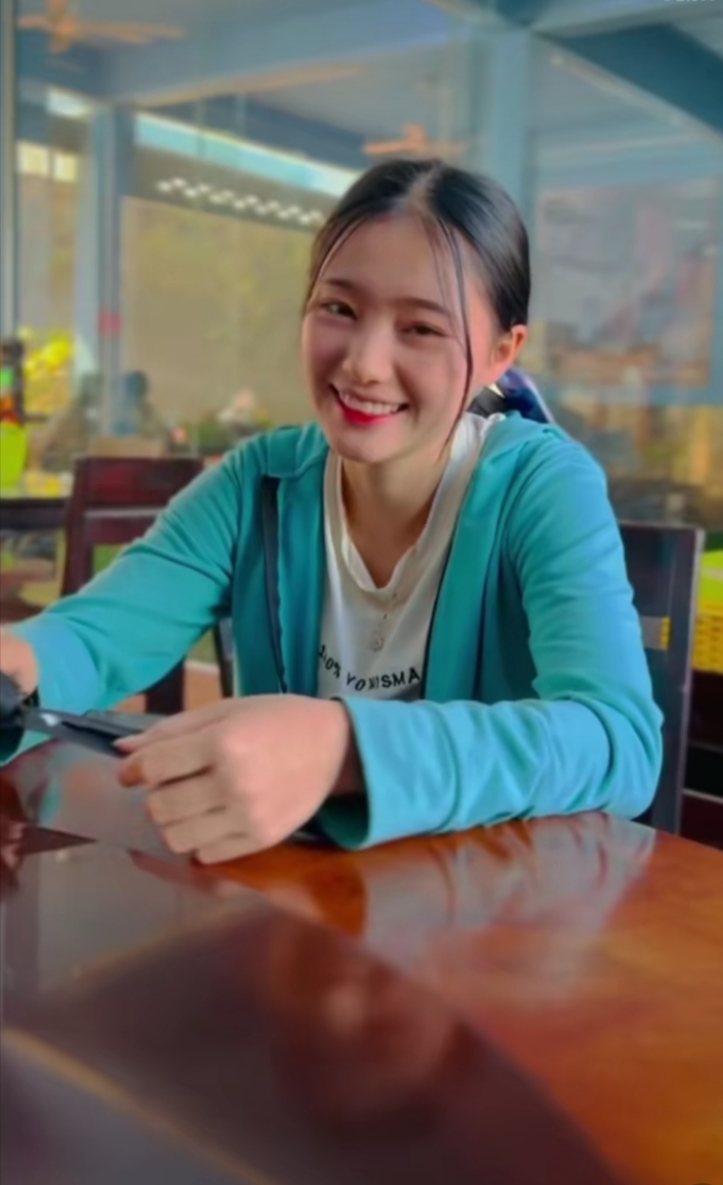 老挝阿哭姑娘现状曝光,爆红后被父母卖去跳擦边舞谋生