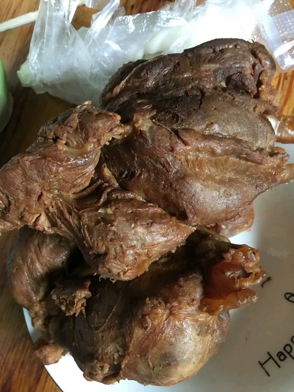 买的卤牛肉,65一斤,回来我老公说是假牛肉,还说生牛肉都45一斤,煮熟的