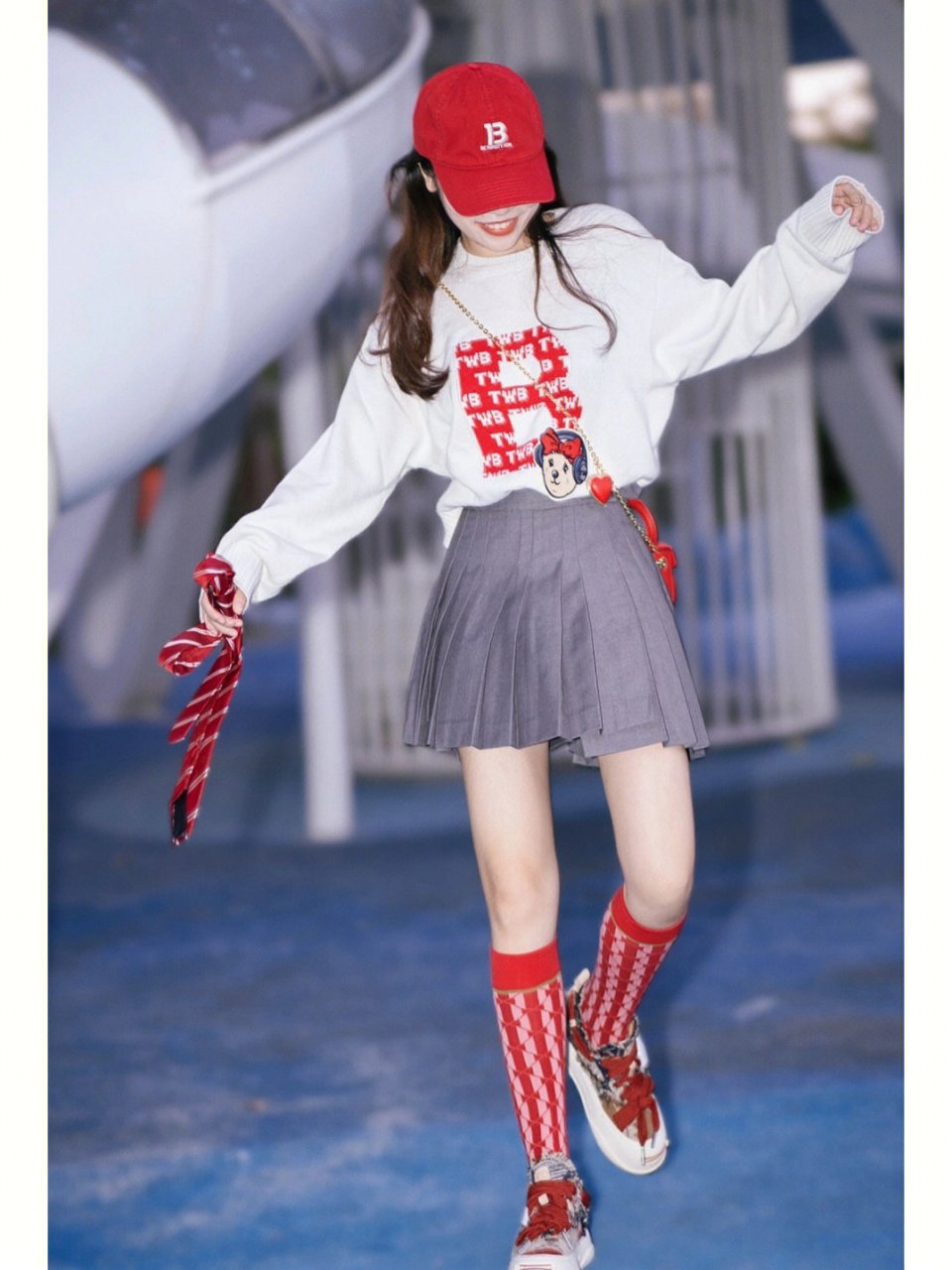 复古学院风的秋天 从红白灰搭配开始 活力感的配色与热烈的秋撞个满怀