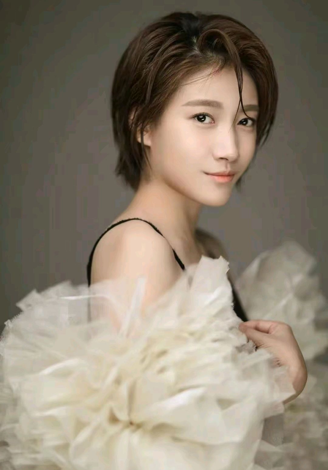 连开三部热播剧,美女演员啜妮究竟是何许人也?