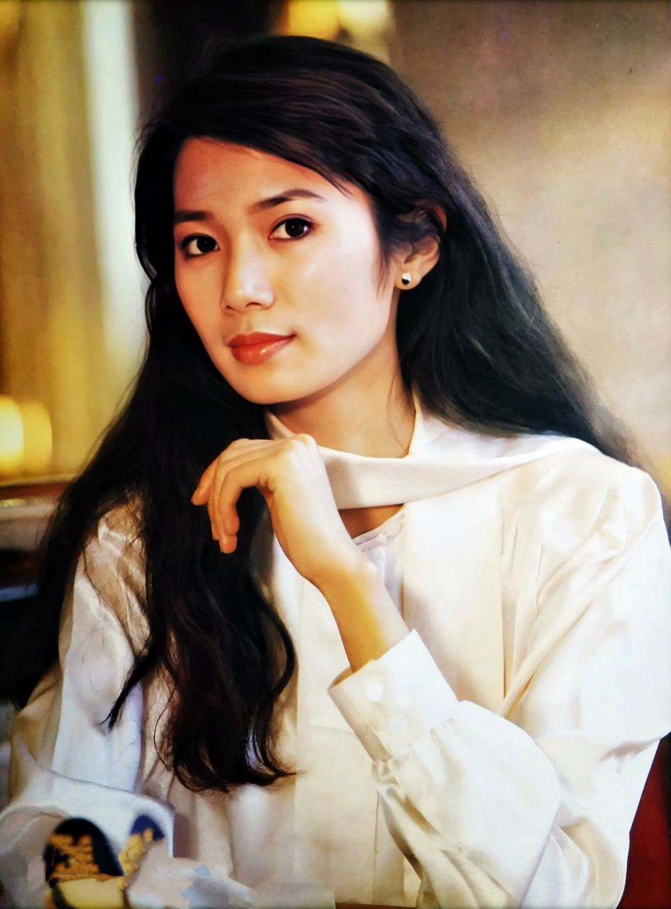 虽然李芸是内地"第一位瑶女郎",但我对她的印象就是《夜半歌声》.