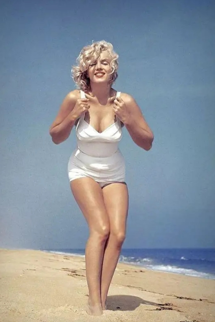 1953年,玛丽莲61梦露的一组经典海滩比基尼玉照.