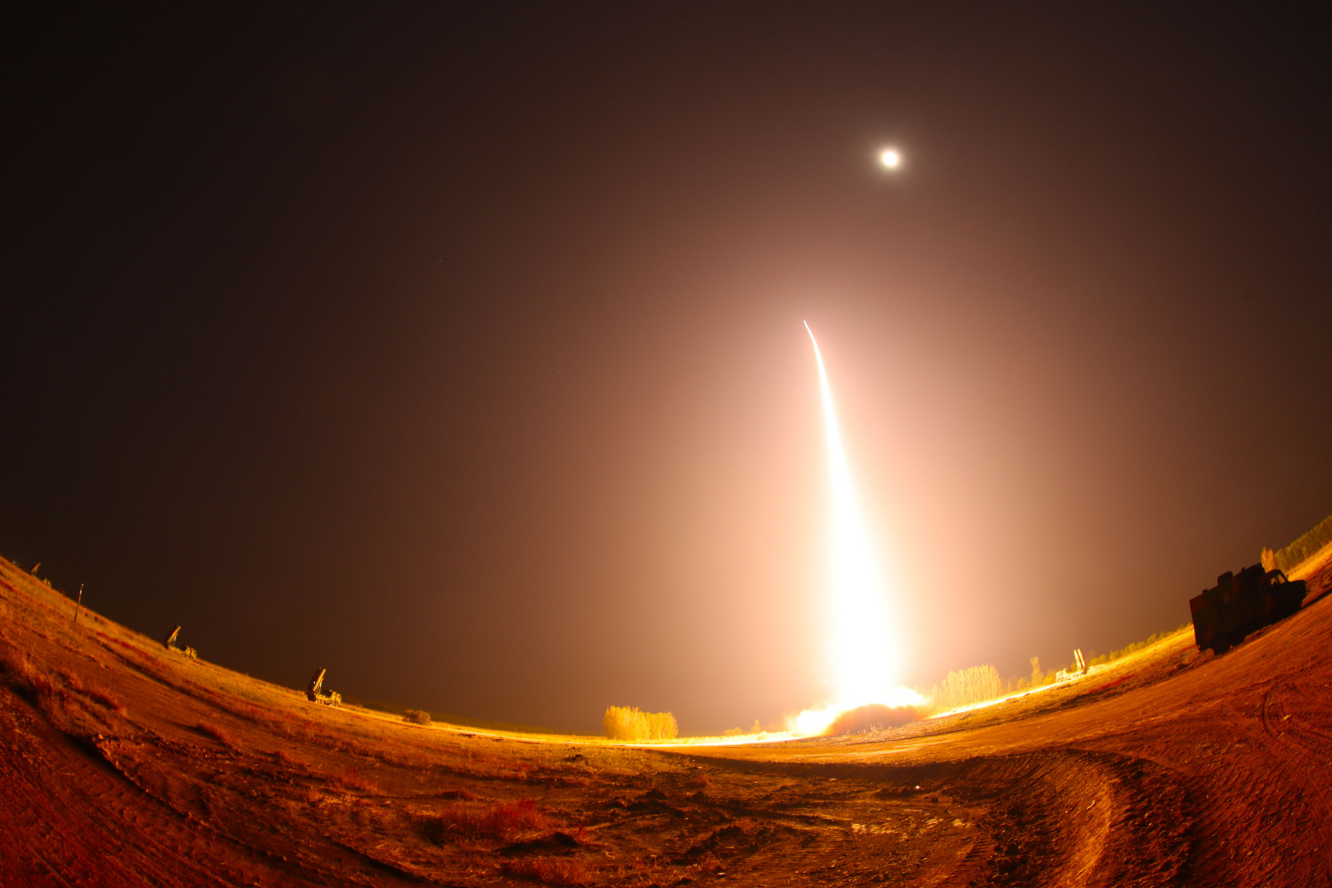 聚焦 / 地空导弹发射的火力之美.  #摄影# #军事