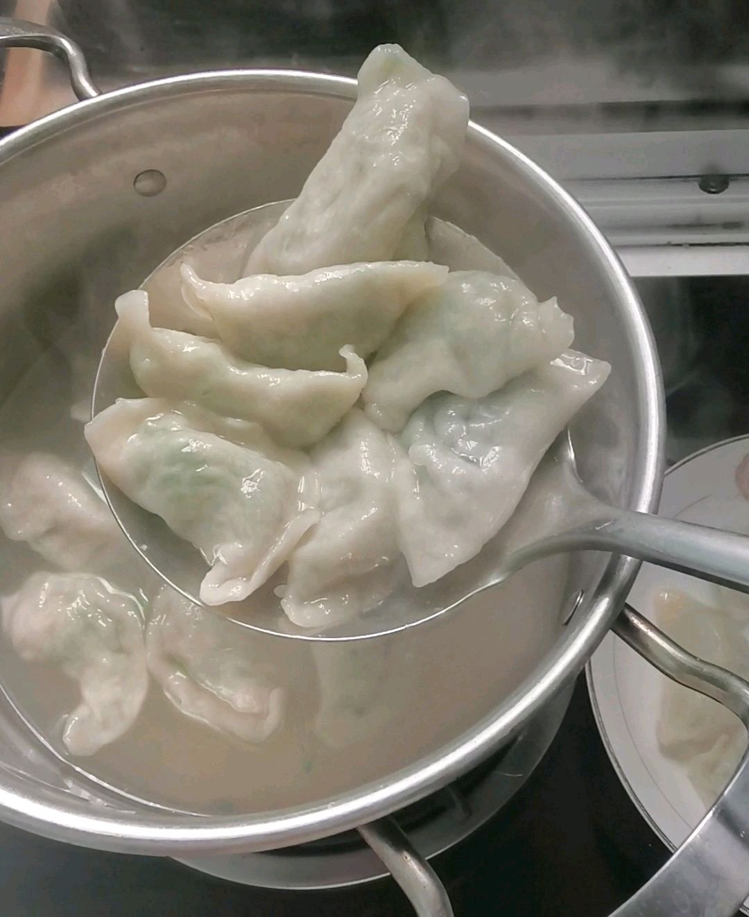 煮凍餃子不破皮露餡的做法簡單,你也試試吧