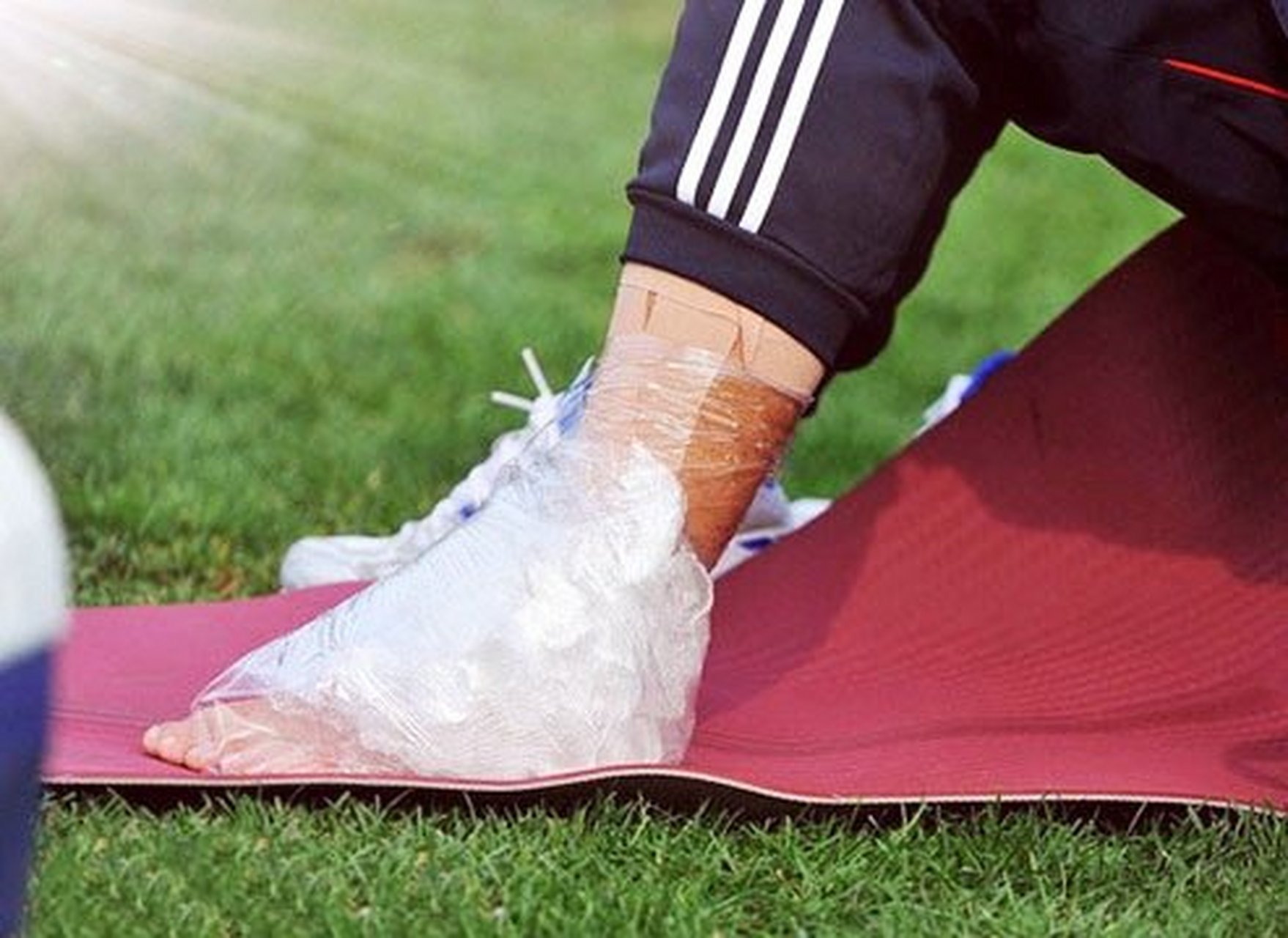 崴脚# #冰敷#  我们每个人的一生中可能都经历过崴脚,大家基本都知道