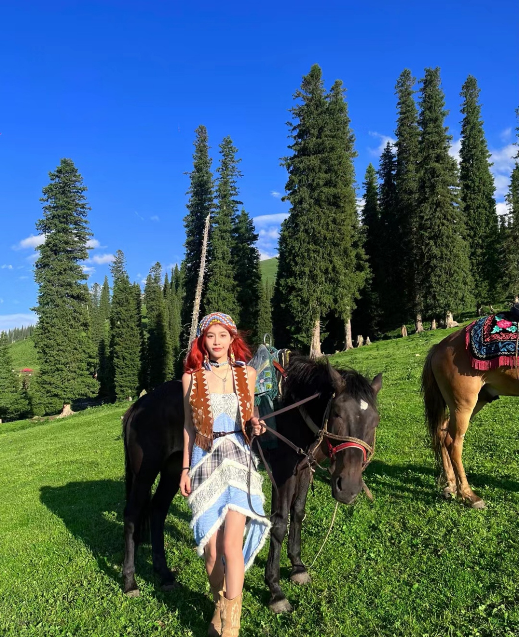 七月旅行,新疆那拉提草原,骑马入山林的少女.