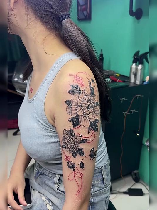 小姐姐大臂素花纹身,男友还不知道,真是没谁了