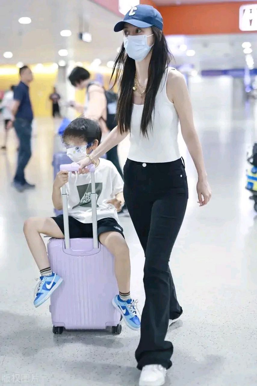 8月15日,angelababy杨颖和儿子小海绵icon一同现身机场,母子同框画面