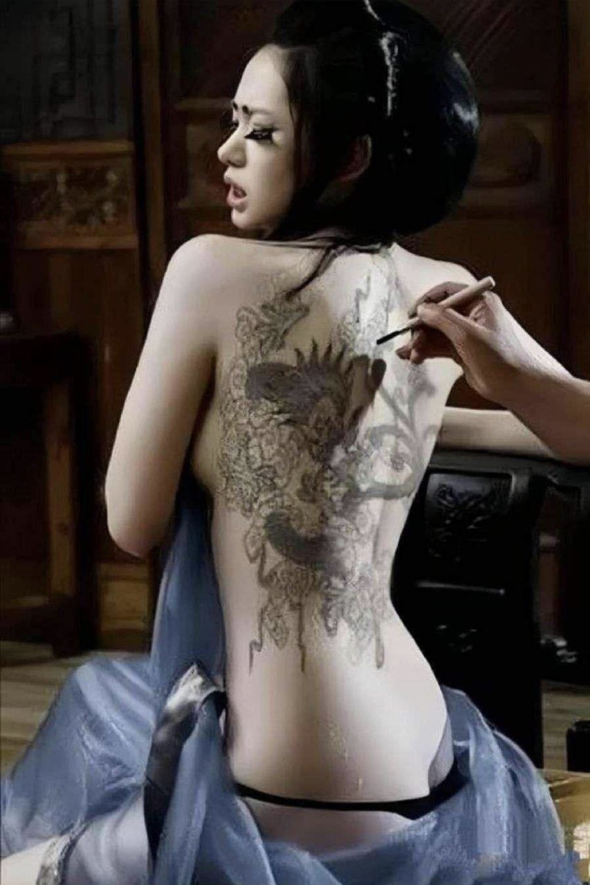 戚薇一直以率真直爽的性格和美丽的外表获得观众的喜爱.
