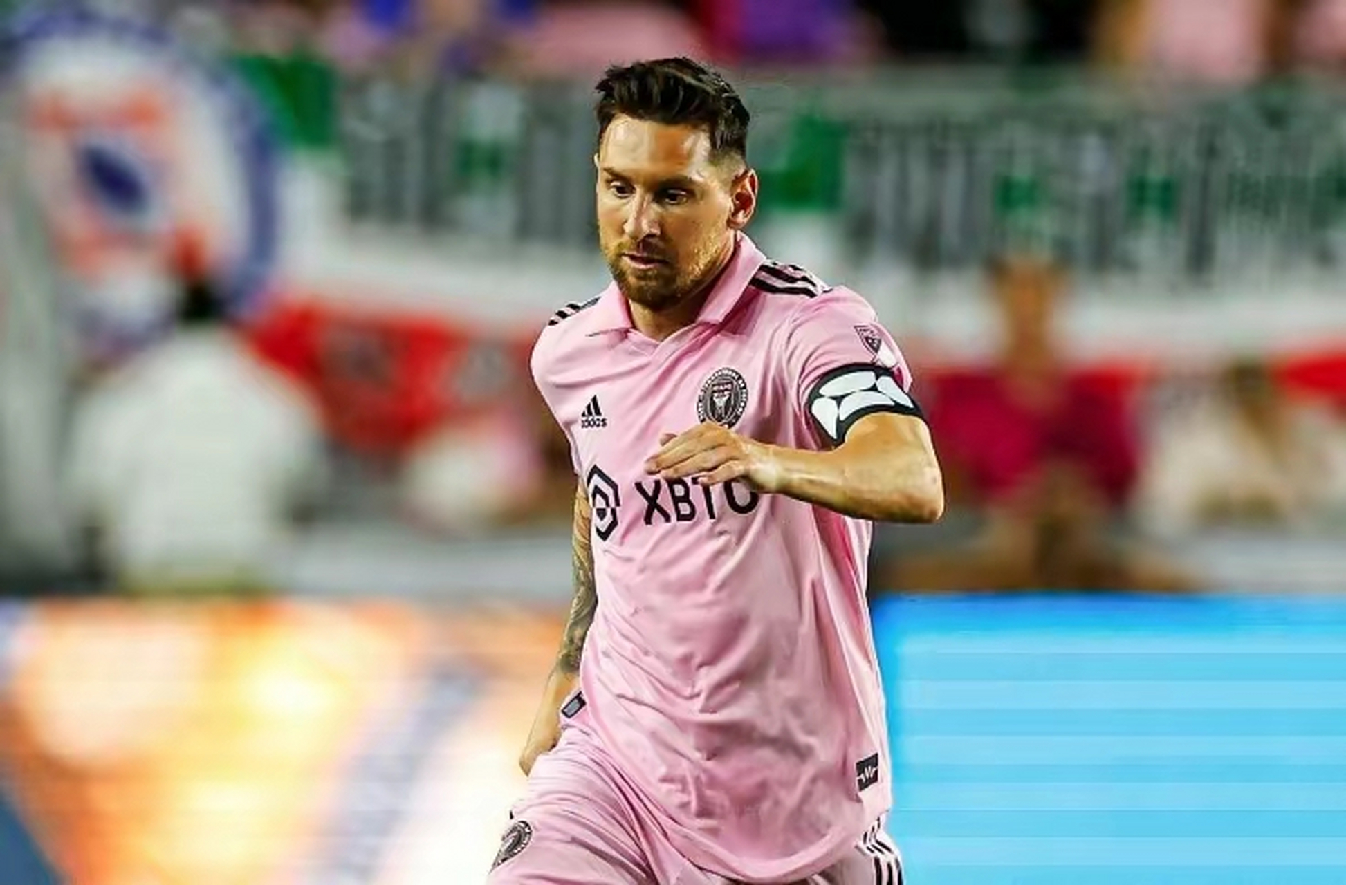 梅西迈阿密首秀,第94分钟任意球完成精彩绝杀,看这一球简直完美!