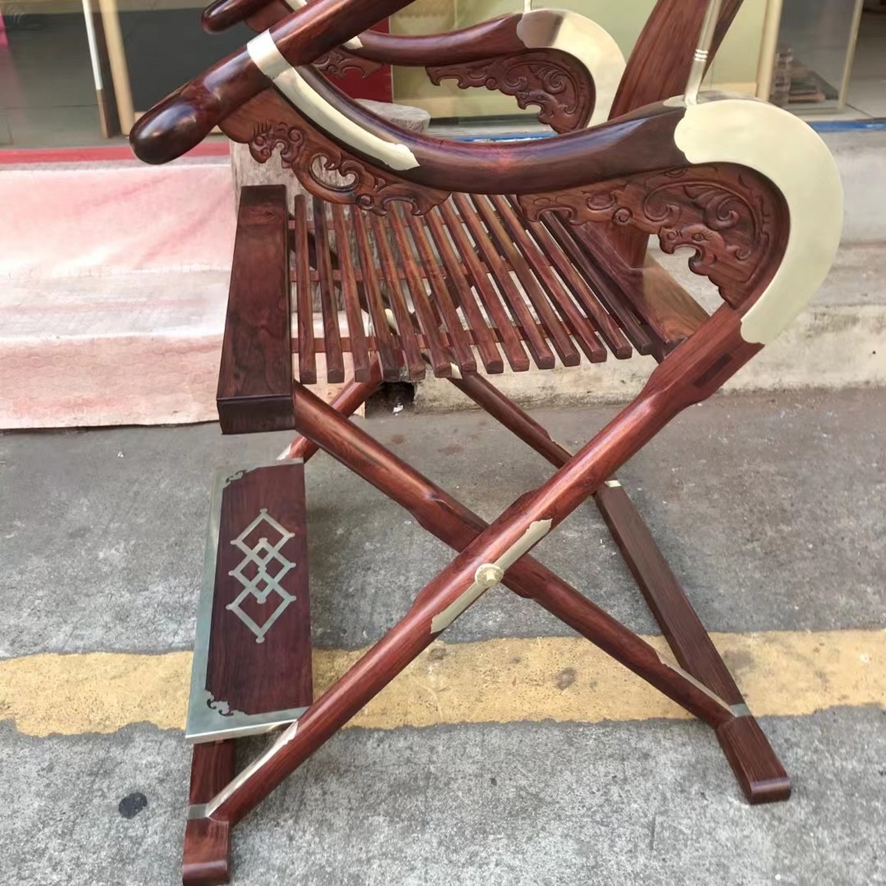 海南黄花梨交椅:传统艺术的卓越之作  在当今快节奏的社会中,人们越来