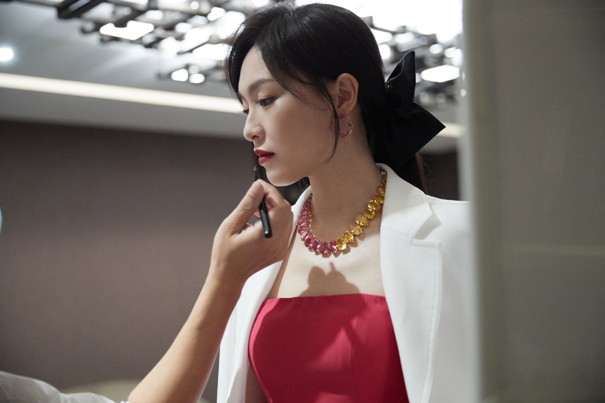 唐嫣美图,一袭粉红抹胸礼裙,肤白貌美,优雅瑰丽