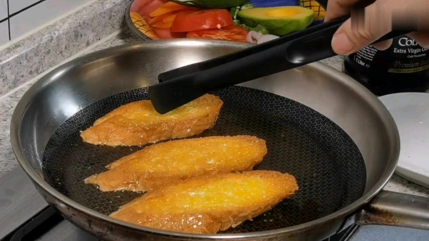 美国早餐鸡蛋搭配面包牛油果,营养又好吃