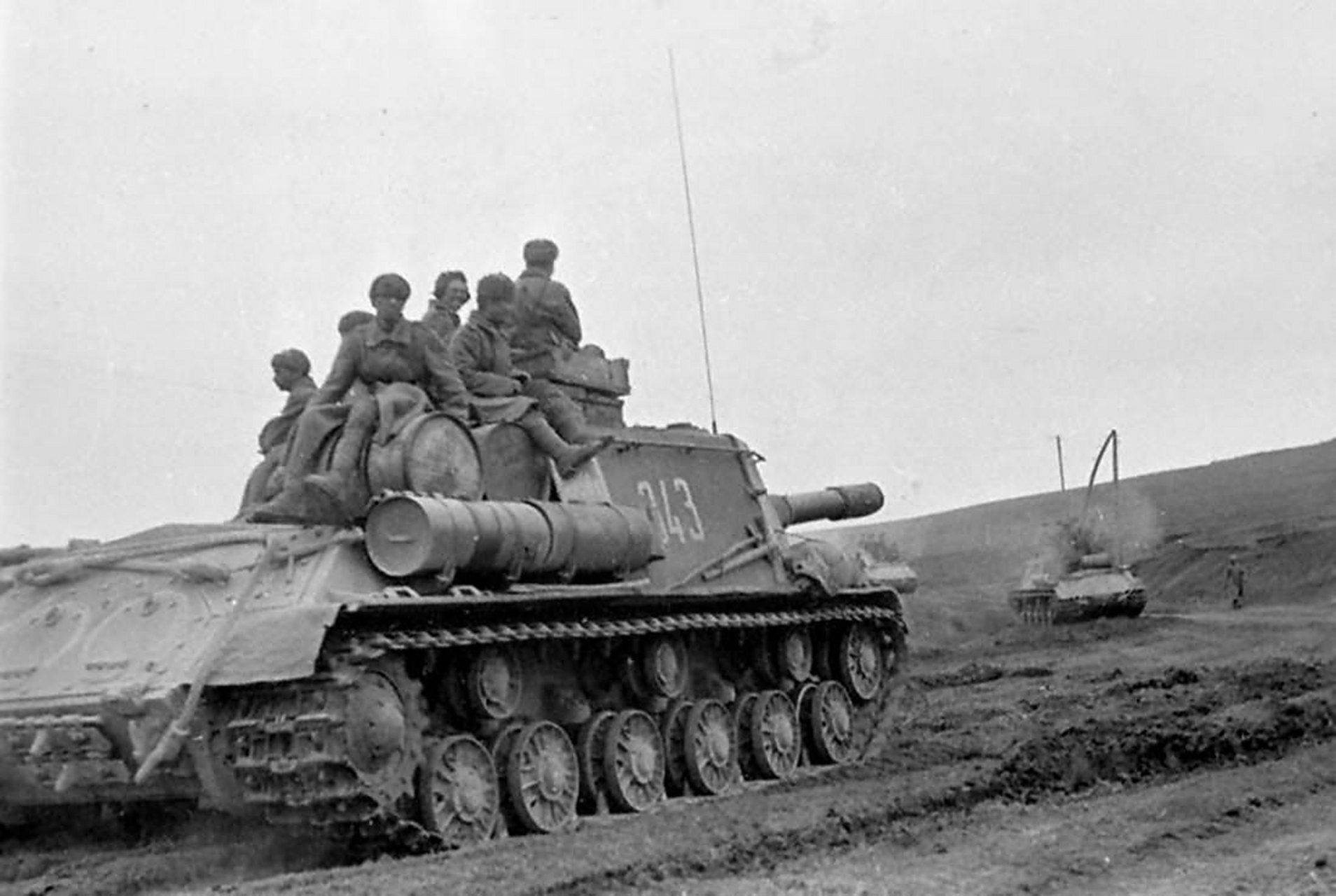 苏联isu-152自行火炮(重型突击炮)·1945年 在红军向柏林前进的道路上