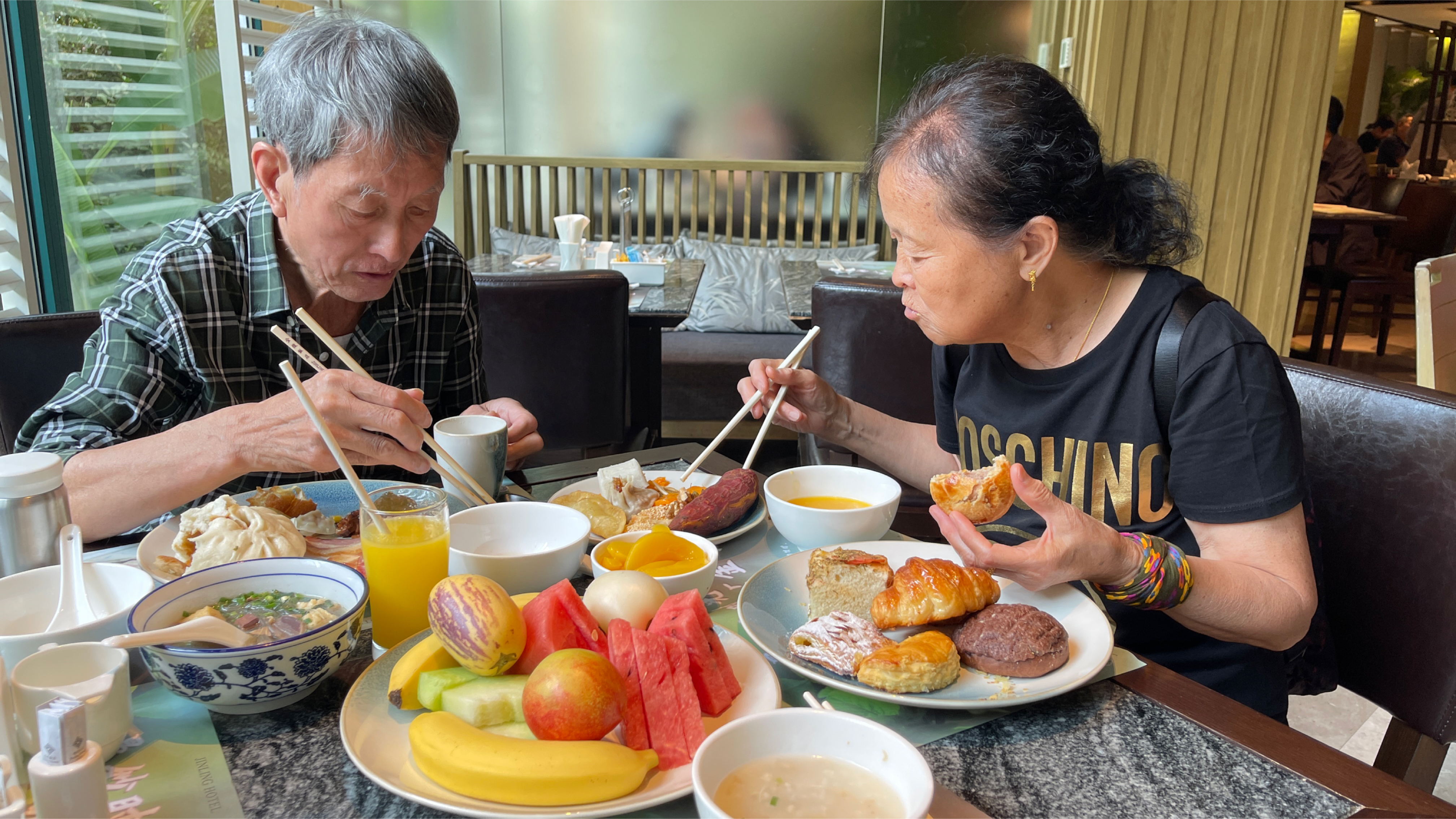 和爸妈吃南京金陵饭店自助早餐，128元加了一份，可惜没有小甜点