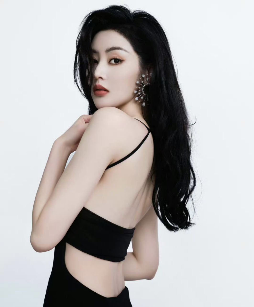 张天爱黑色衣服写真,手放在哪呢?