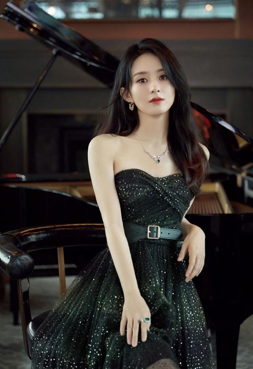 娱乐最前沿# #每日娱乐播报# "千亿女王"收视女神——赵丽颖,1987年