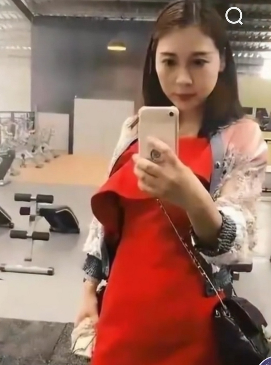 2016年劳荣枝在某酒吧跳舞,生活过得有滋有味!