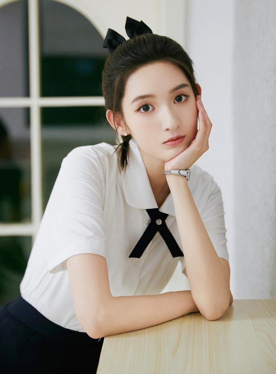 王玉雯是一位美丽动人的女演员,她拥有清秀的面容和独特的气质.