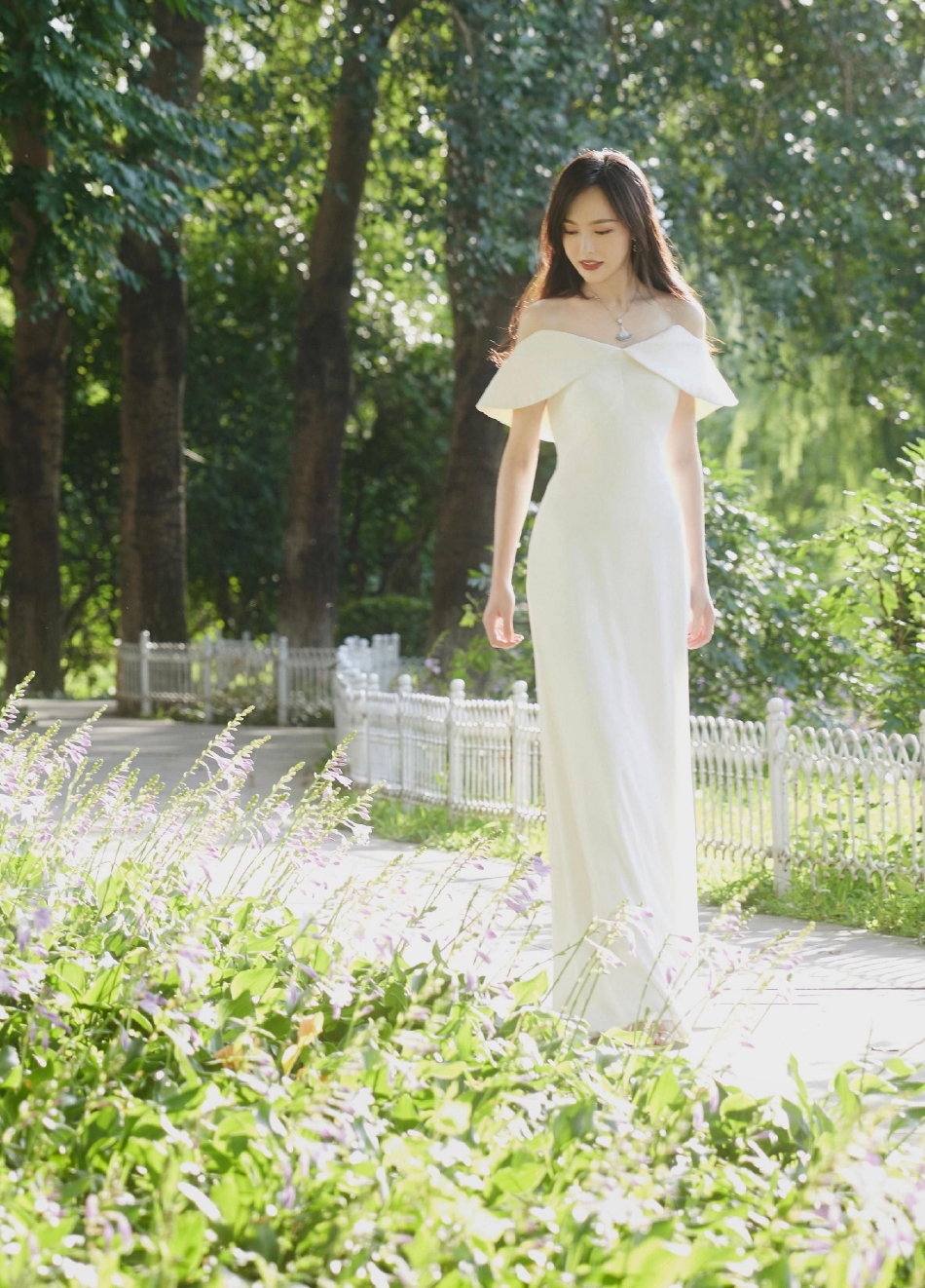组图：唐嫣白色露肩长裙大片曝光夏日绿茵中长发翩然温柔缱绻