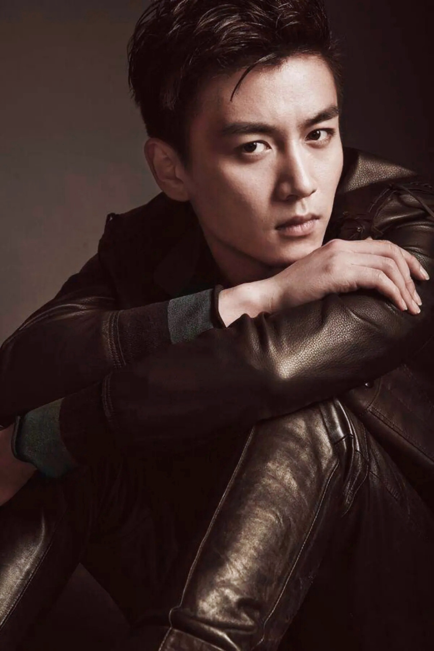 陈晓是一位非常受欢迎的男演员,他的外貌,演技和性格都备受女生喜欢.