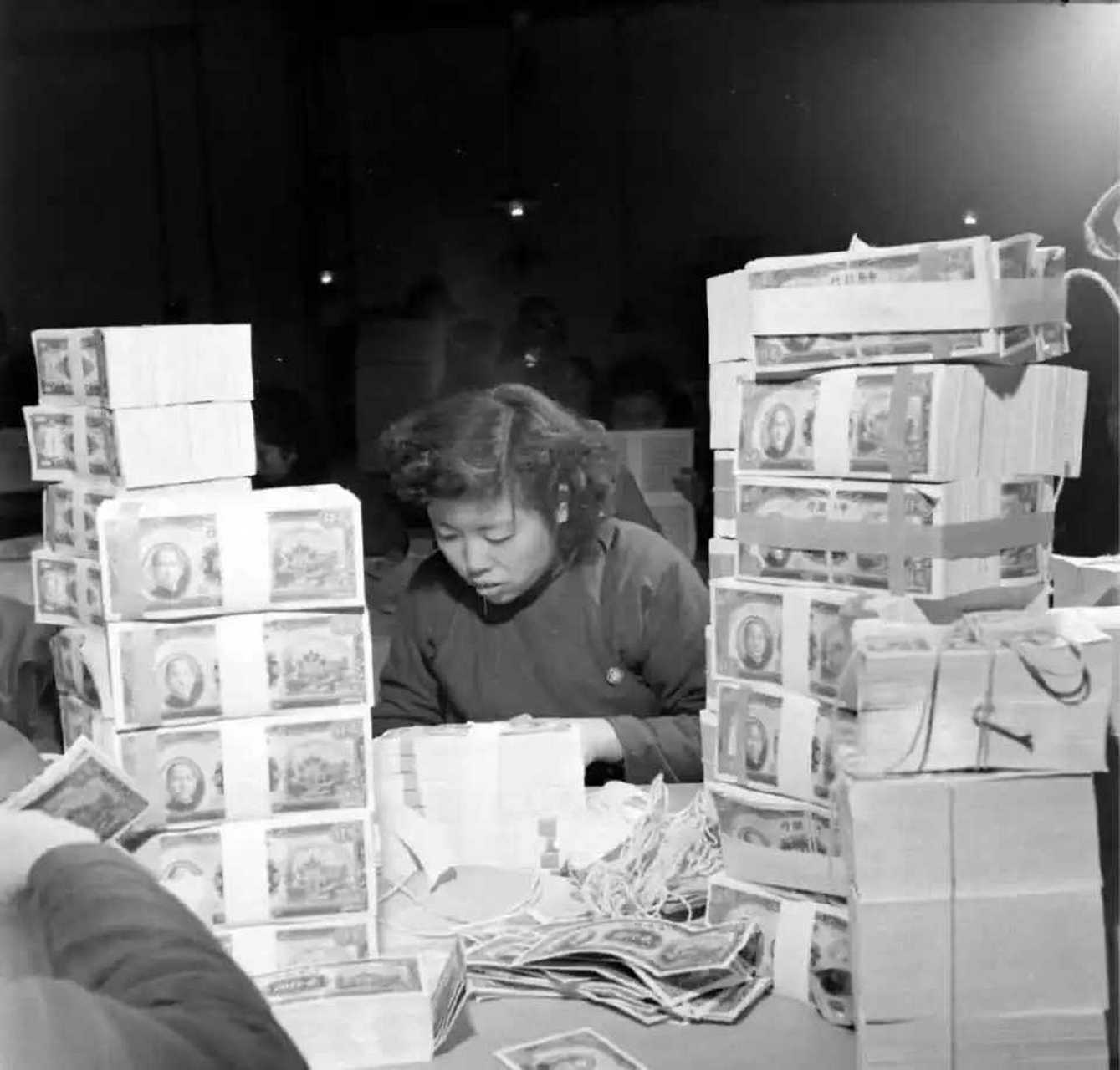 在民国时期做点钞员一定很辛苦,因为法币通货膨胀太离谱了,老百姓买