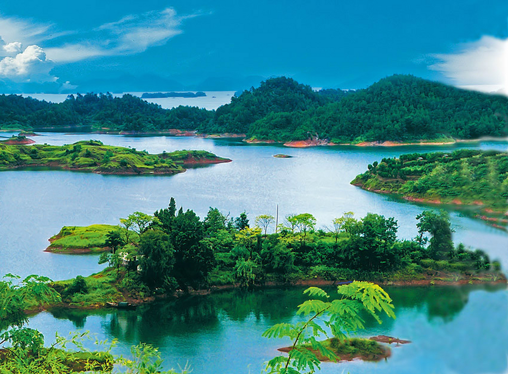 千岛湖旅游区,我们乘船游览湖上的岛屿,欣赏湖光山色之美,游船上还会