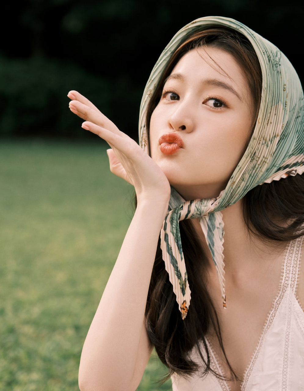 张雪迎# 一袭黄色针织裙套装,清纯甜美,娇嗔欲滴,俏皮灵动的小仙女