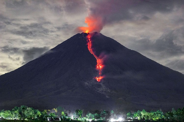 印尼赛梅鲁火山喷发