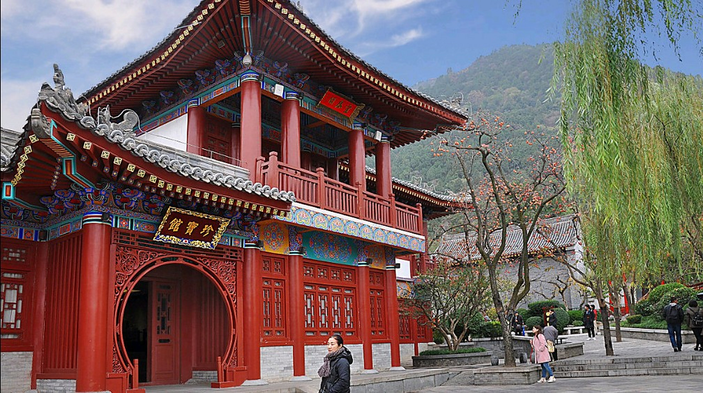 西安华清宫,位于陕西省西安市临潼区,背山面渭,倚骊峰山势而筑,规模