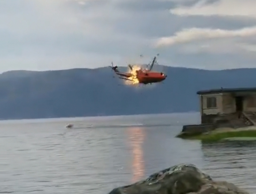 洱海直升机掉海里图片