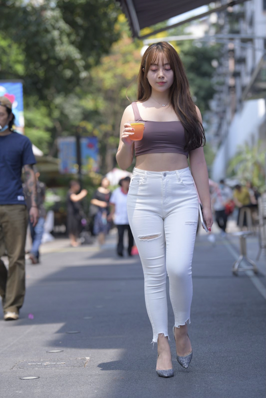 白色紧身牛仔裤美女#拍摄# #美女# #街拍