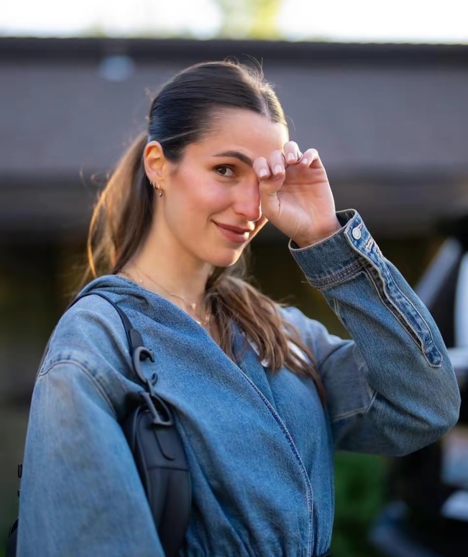 美艳王室新娘!约旦王储妻子拉吉瓦紫色时尚胸衣登场,散发魅力