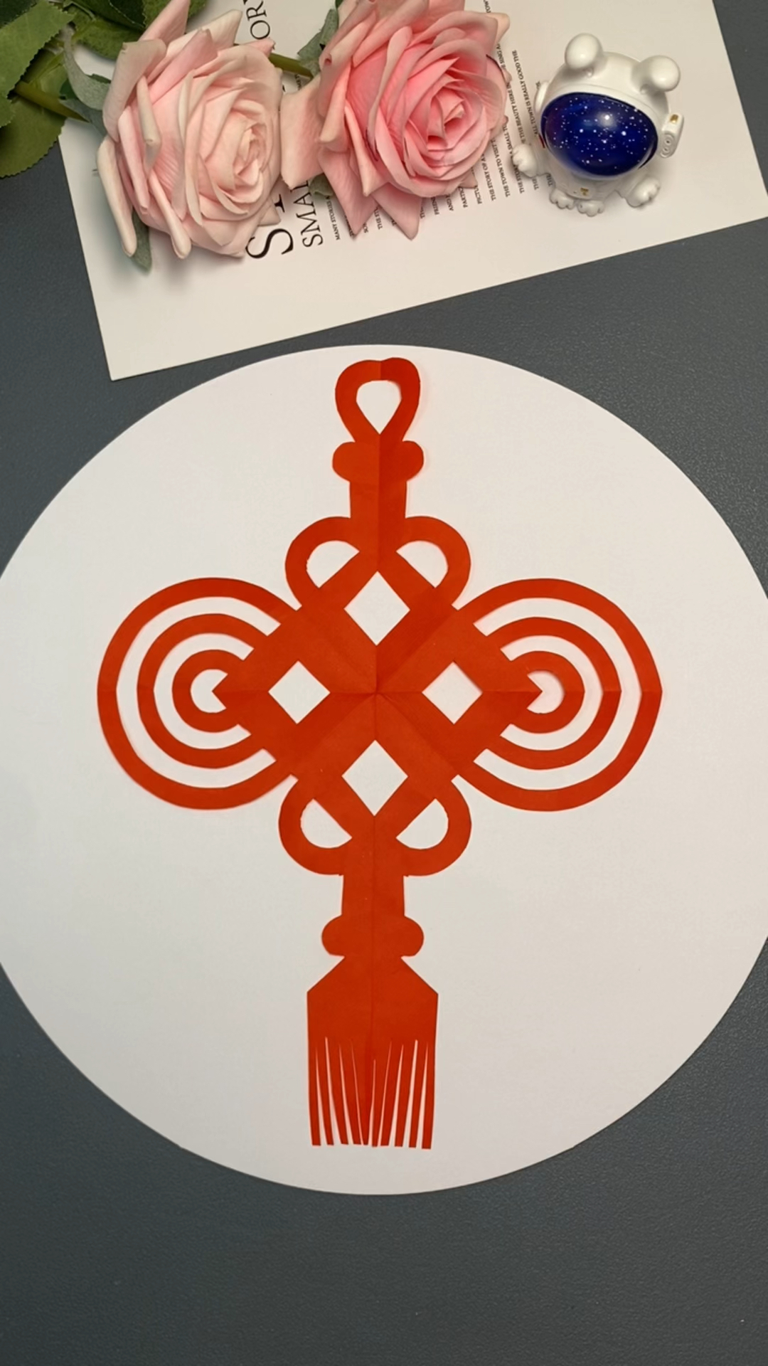 简单易学的中国结,快来试试吧!#剪纸 #新年手工 #手工剪纸-度小视