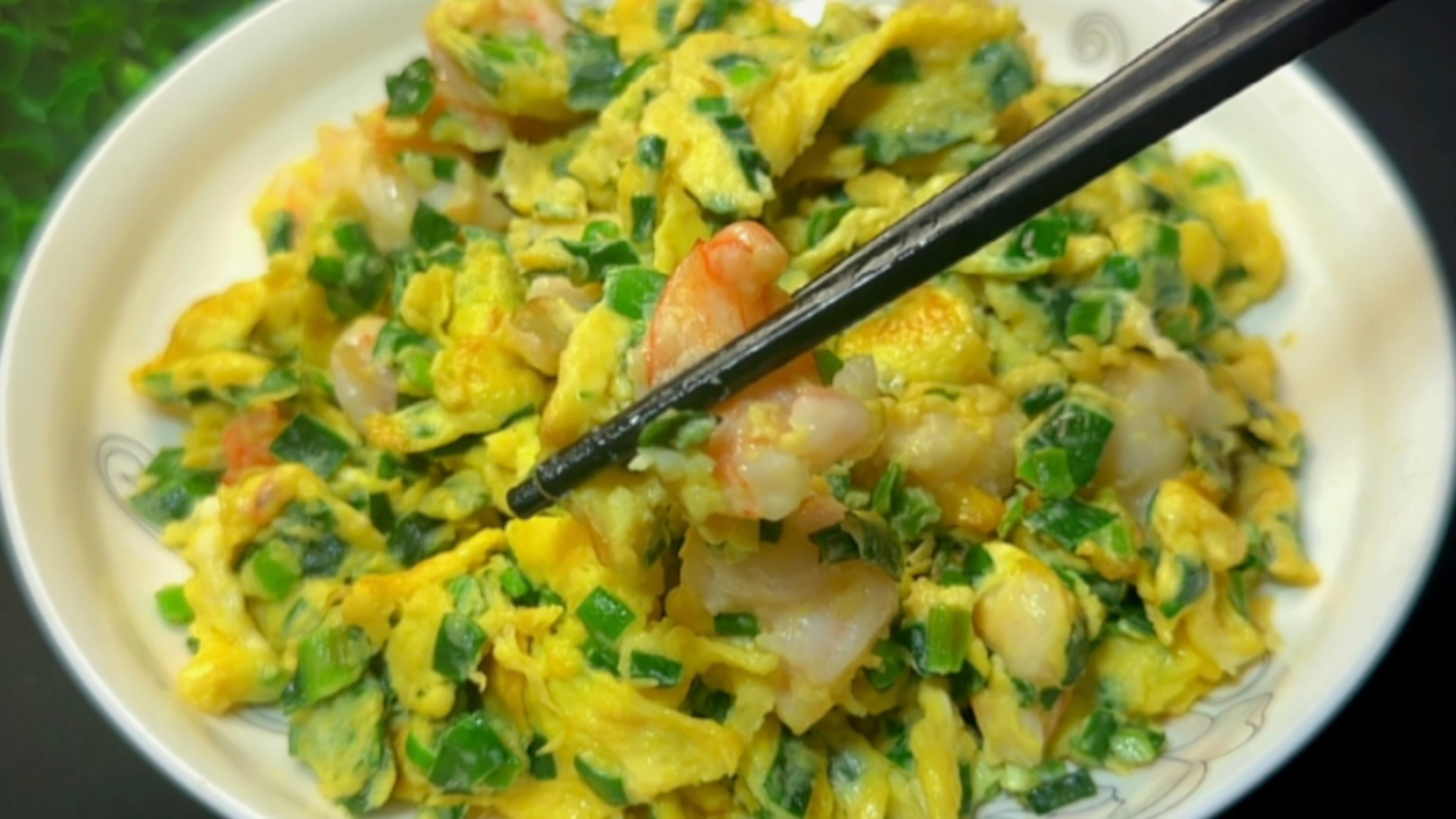 真是没想到,把韭菜虾仁鸡蛋放在一起这样炒,鲜香滑嫩营养又美味