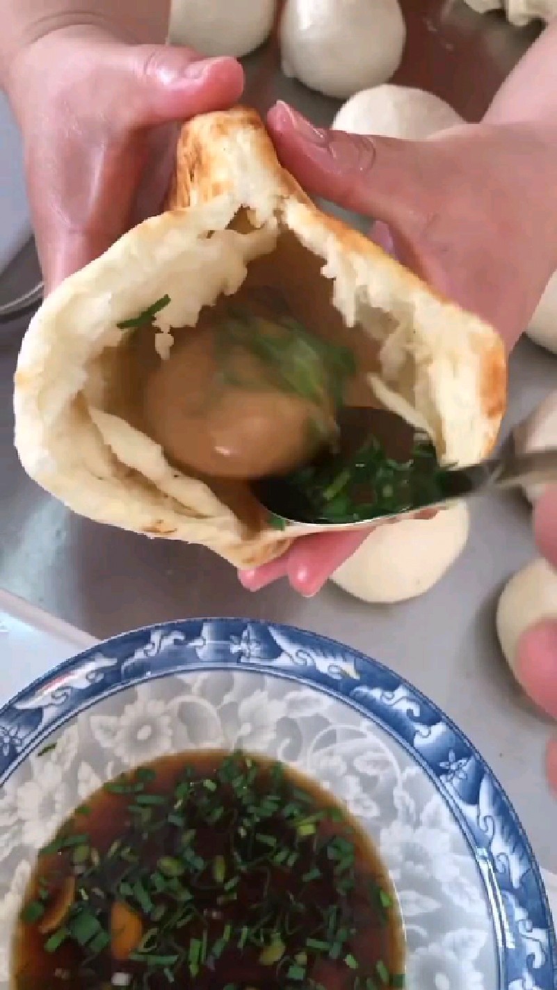 夹两个卤蛋的烧饼好香呀!