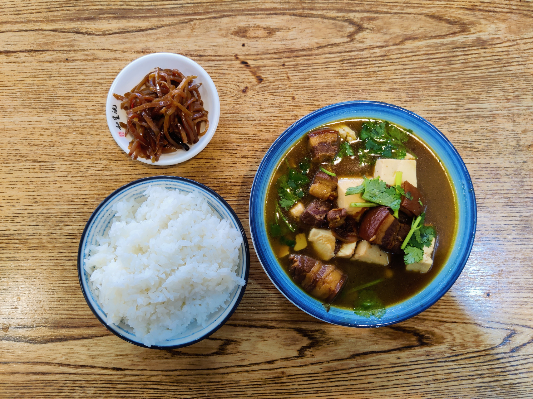 坛肉咸甜口,汤很咸,豆腐是有人点单再和红烧肉组合加热上桌的.这