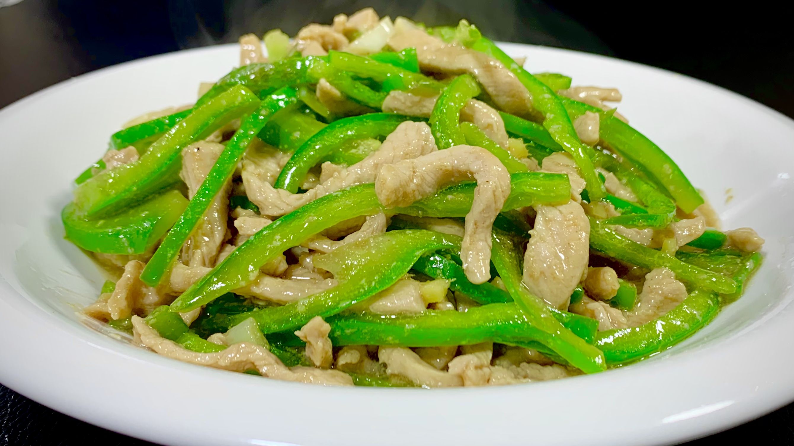 这才是青椒肉丝最好吃做法，肉丝滑嫩，青椒清脆入味，特别好下饭