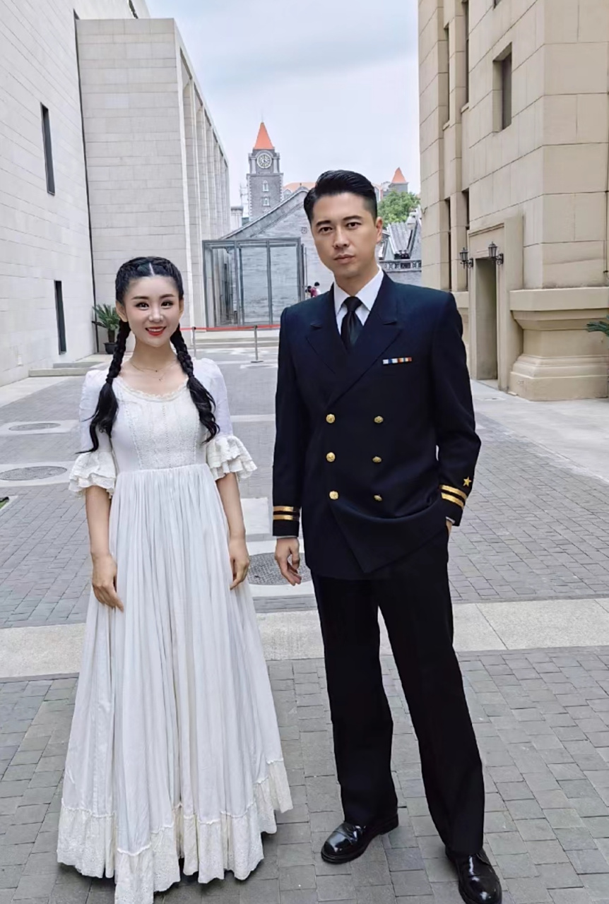 王雷和老婆李小萌一起演话剧,两口子都是低调的实力派,男方特别疼老婆