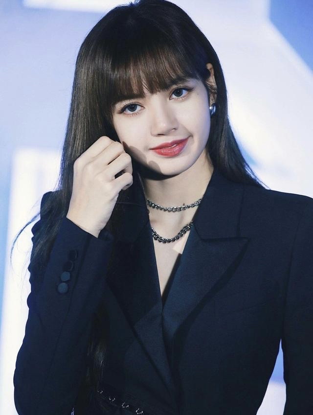 判若两人!掀起刘海的lisa泰味十足,网友:东南亚路人脸!