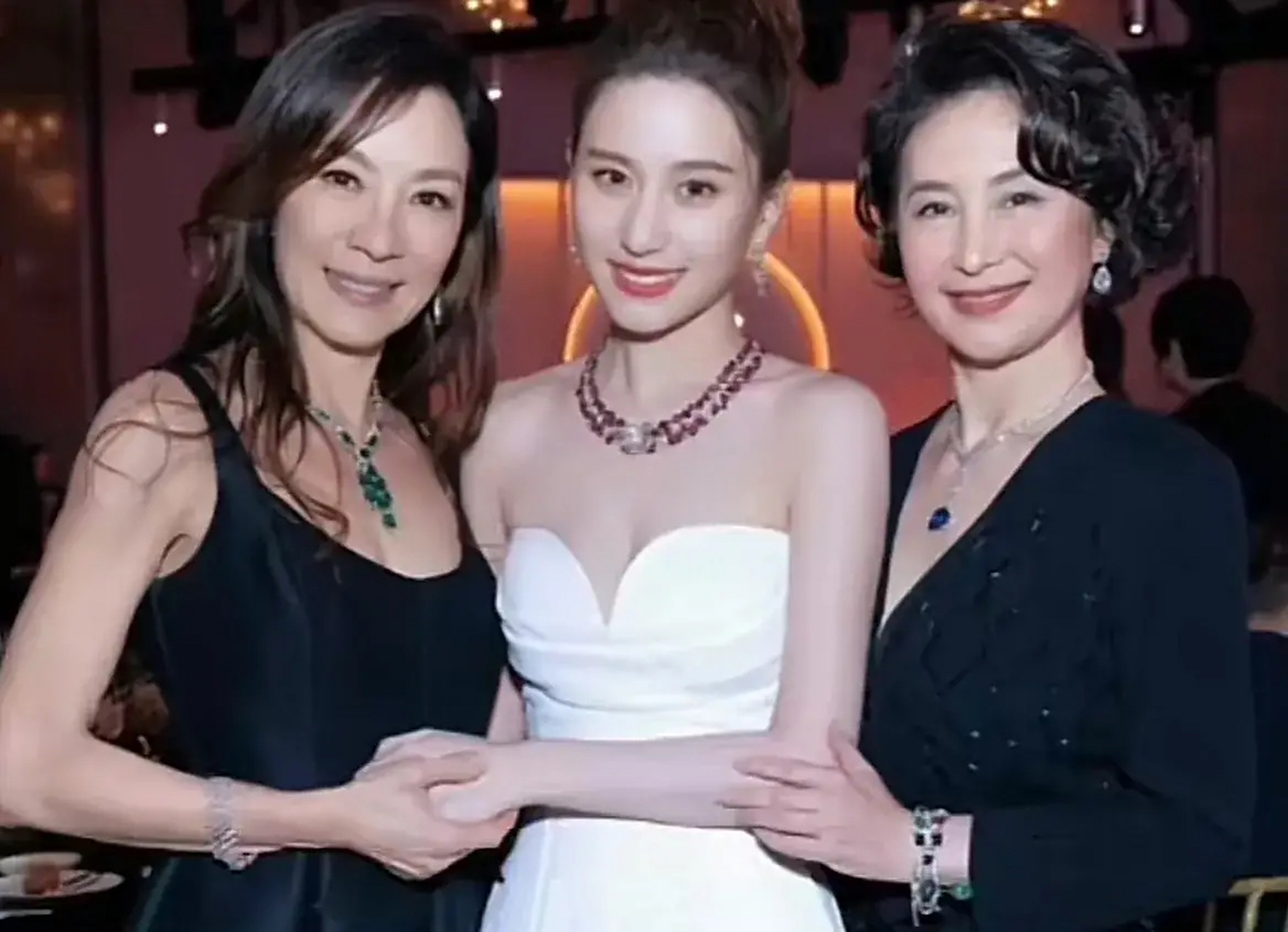 何超莲何超琼,虽然同父异母,但长得好像,贵气养人呐,真真气质.