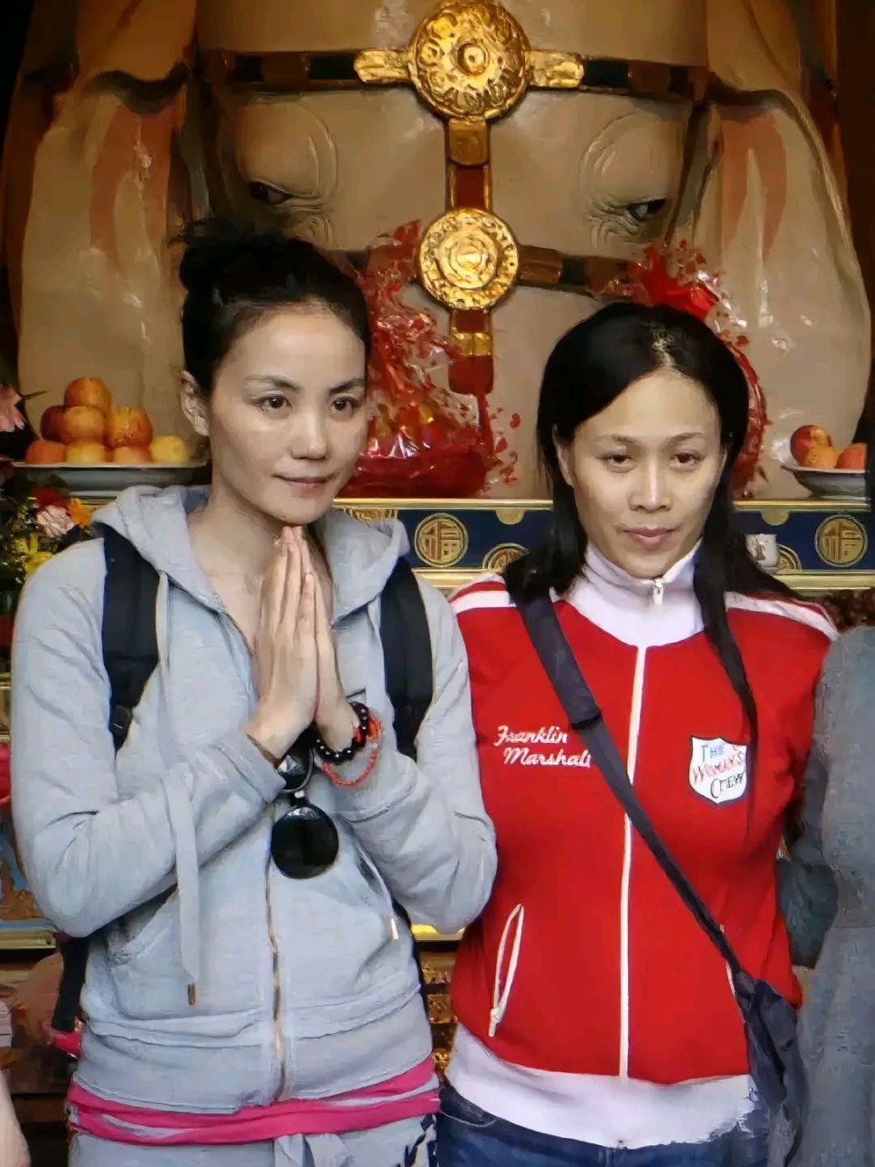 王菲和那英罕见素颜照 这照片上的两个人都是穿着简单朴素,也没有化妆