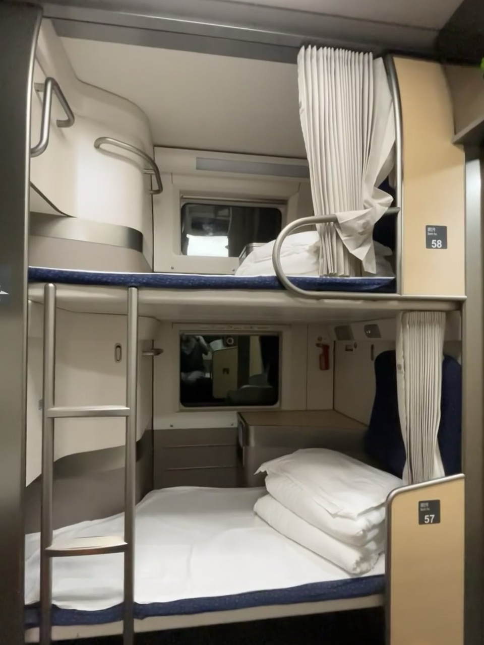 北京到深圳的d902/903/904,只有周末的是,但也不是全是.这是纵向动卧.