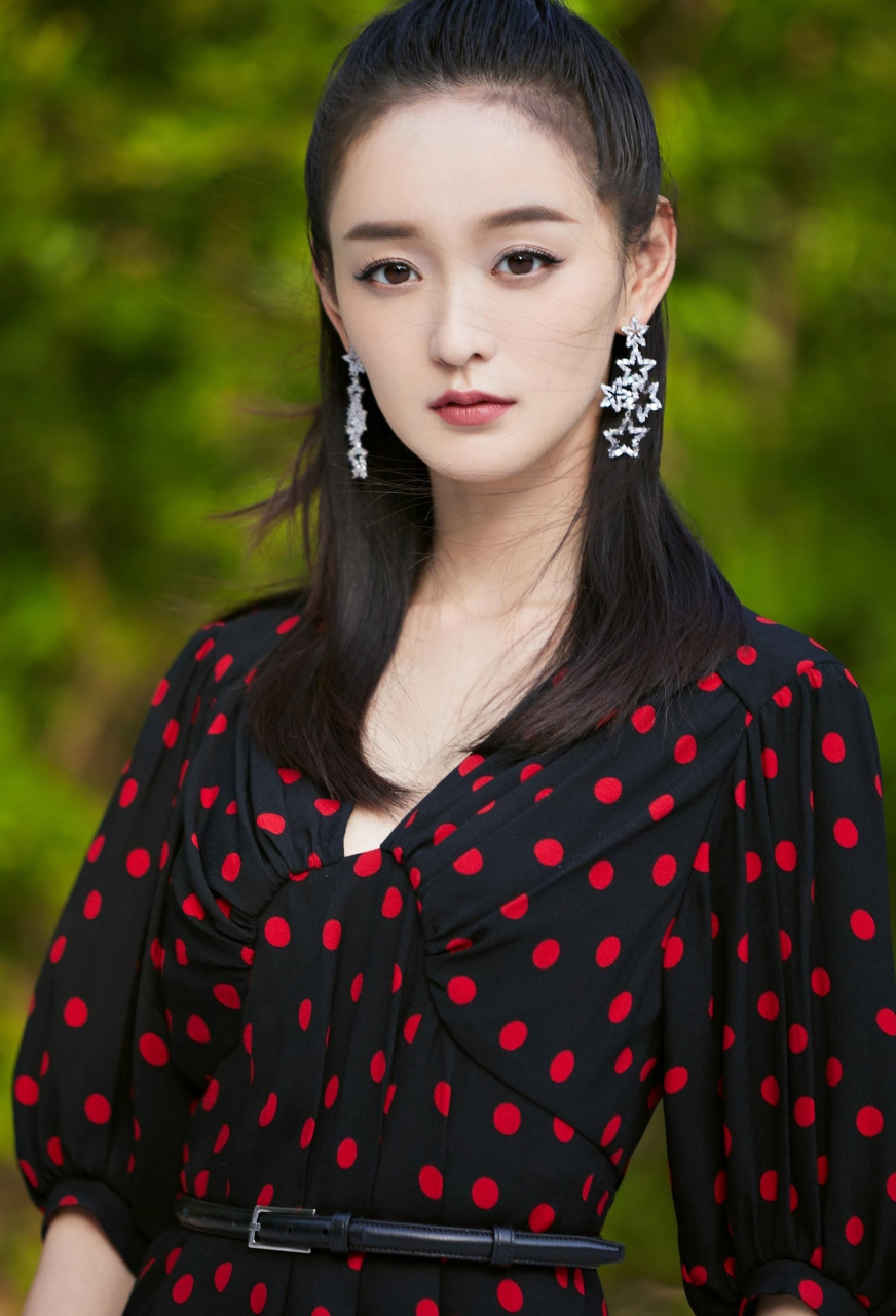 何泓姗,1987年4月10日出生于重庆市,中国内地影视女演员,摄影师,平面