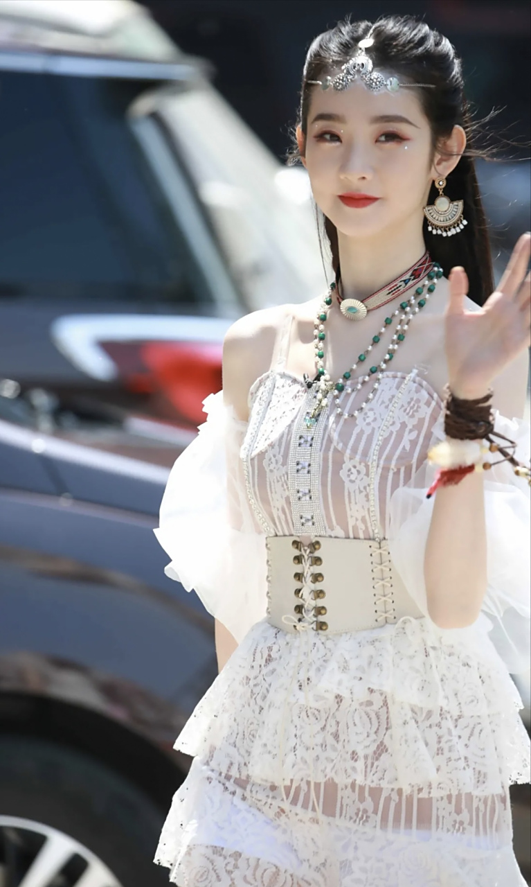 张艺凡透视纱裙白嫩身体性感实拍  薄薄一层透明纱若隐若现,一双美腿