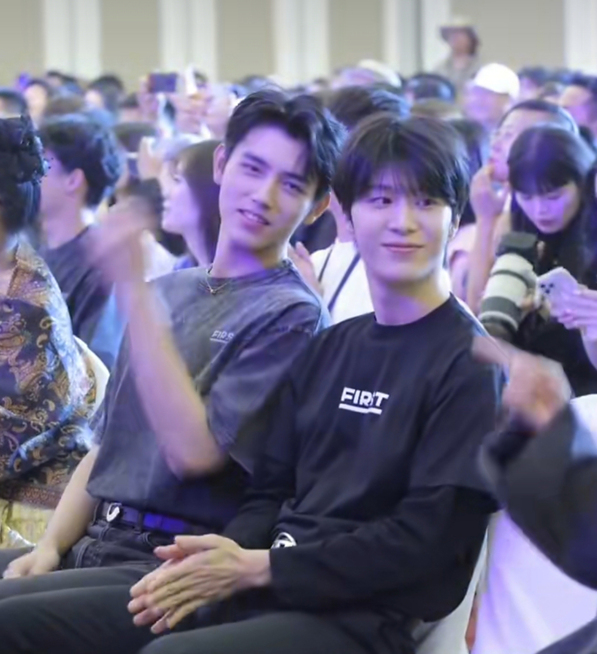 范丞丞和陈飞宇同框了,不仅座位连在一起,就连领奖也是在一起,还有