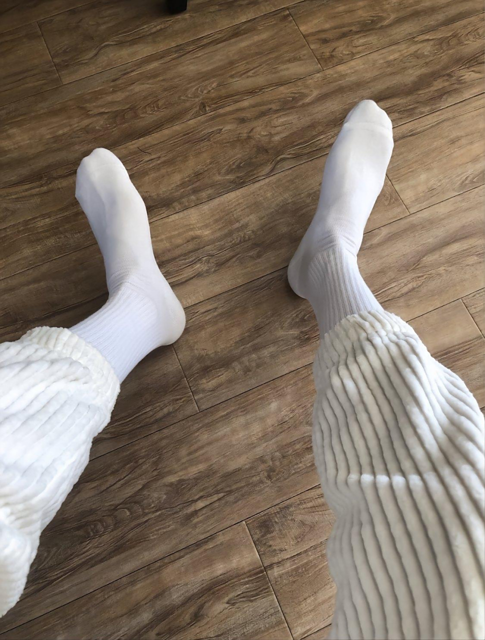 所以小虎平时都穿白袜,但是这里我要说的是,白袜虽好但是要注意两 ..