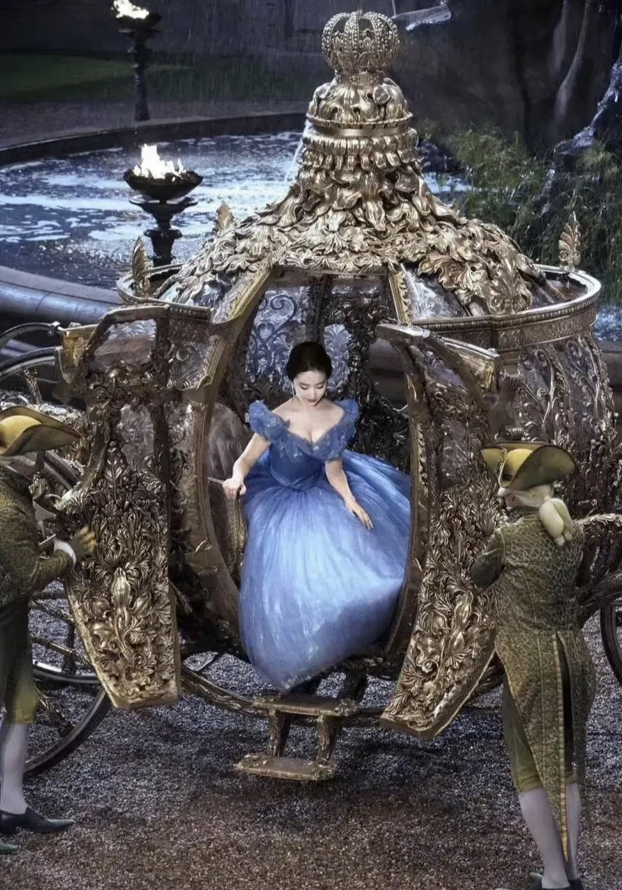 刘亦菲坐着南瓜车真的太美了,优雅大方,是我心中的公主!