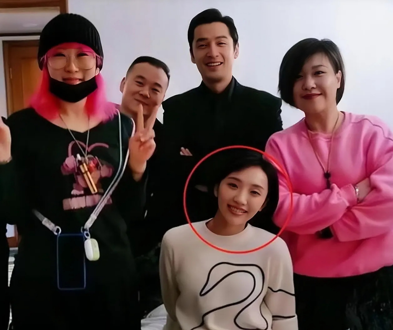 胡歌践行诺言,照顾已故助理张冕父母16年  时光荏苒,谁曾想到,16 年