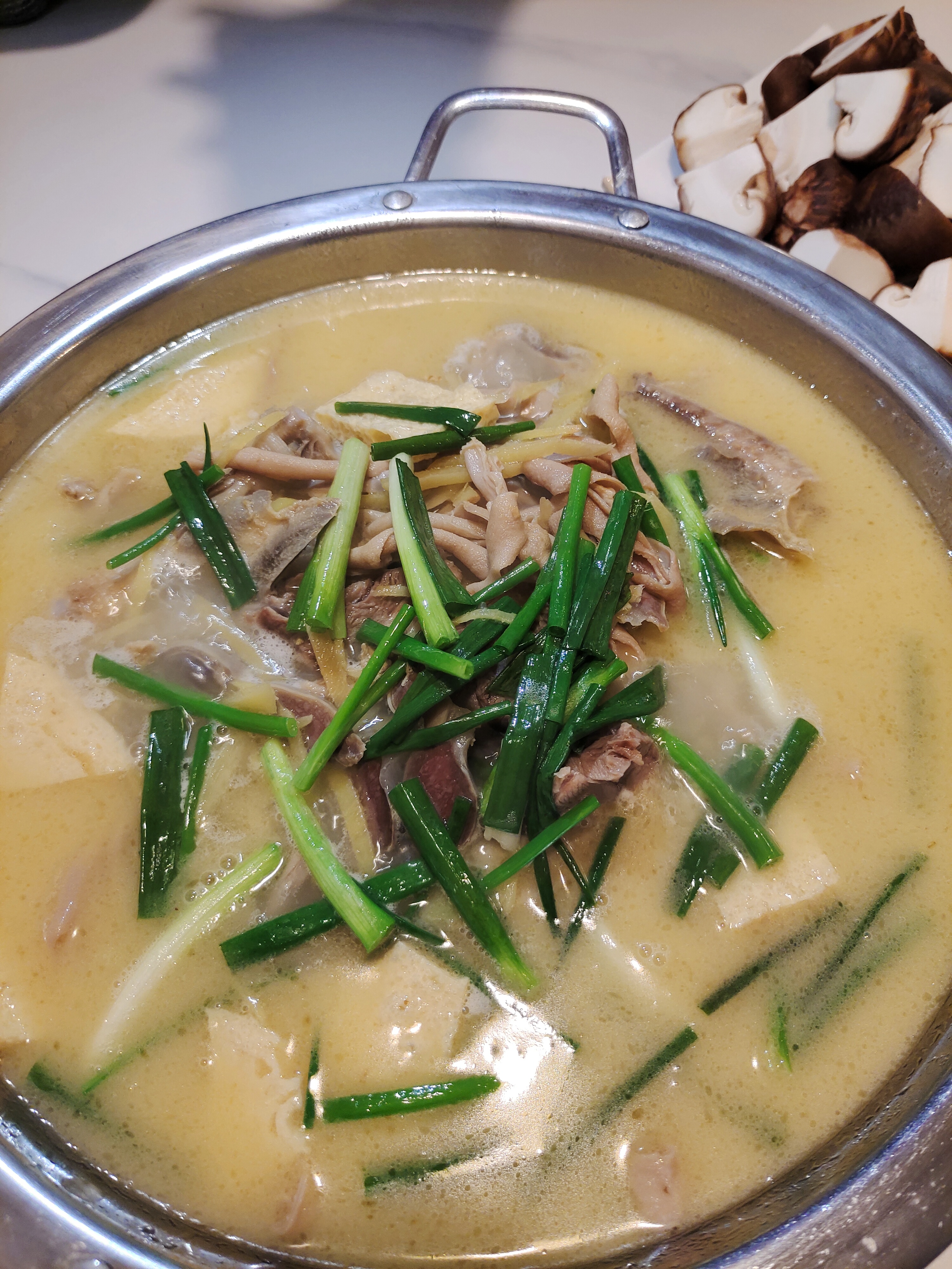 这藏在北京小胡同里的美食 今天吃这个固始鹅块它是跟火锅一样一锅